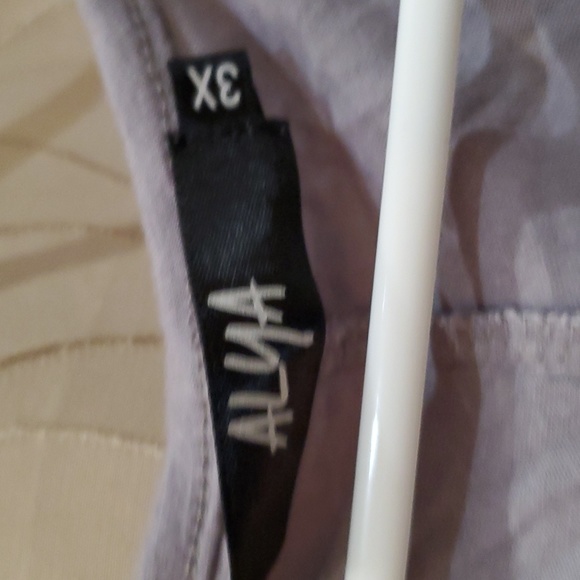 Alya, super soft tee - Picture 2 of 2